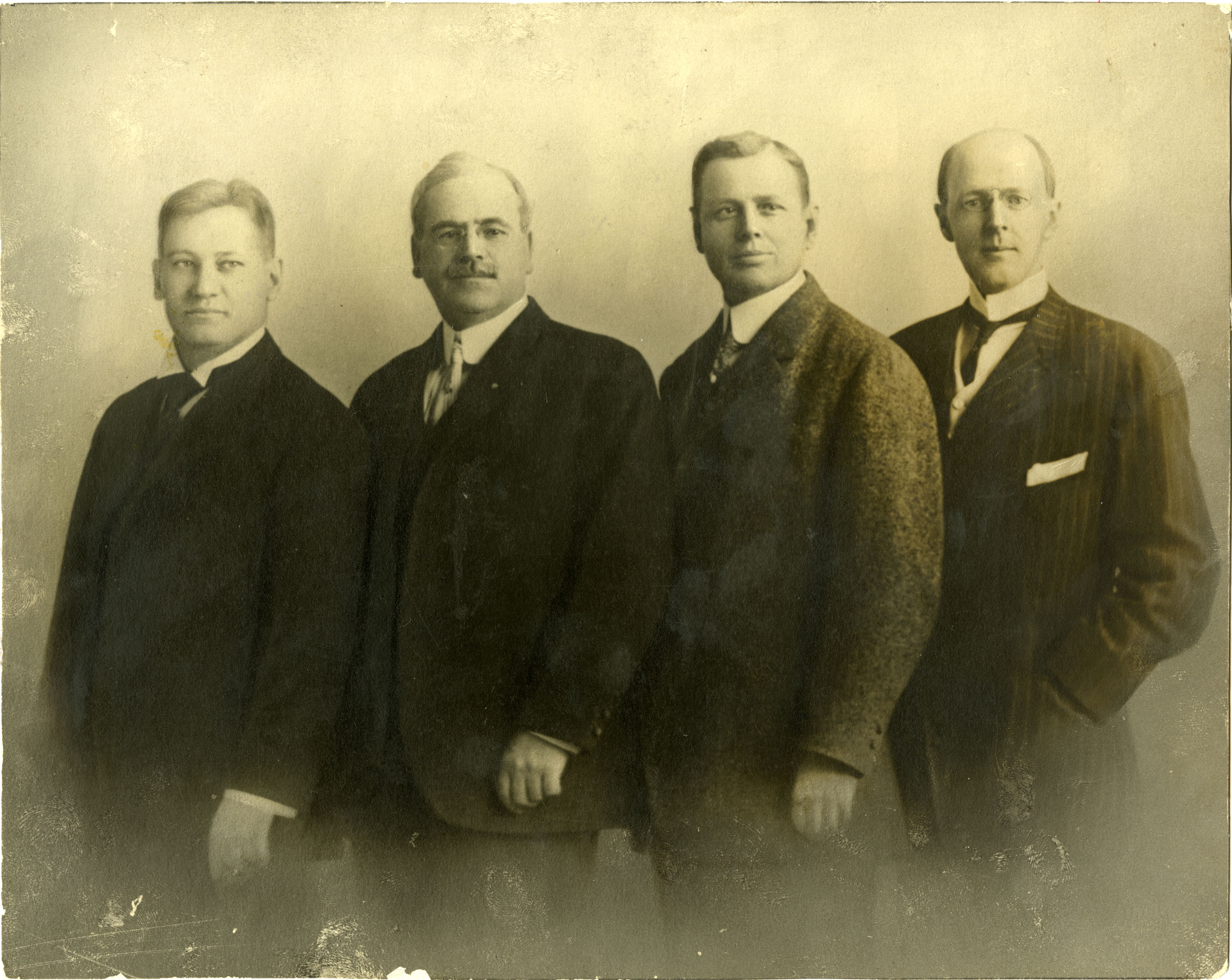 Retratos en hilera de los cuatro fundadores de Rotary: Loehr, Schiele, Shorey y Harris.