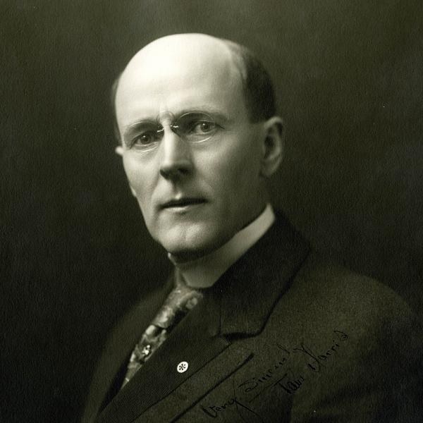 Retrato fotográfico de Paul Percy Harris, fundador de Rotary, con traje oscuro.