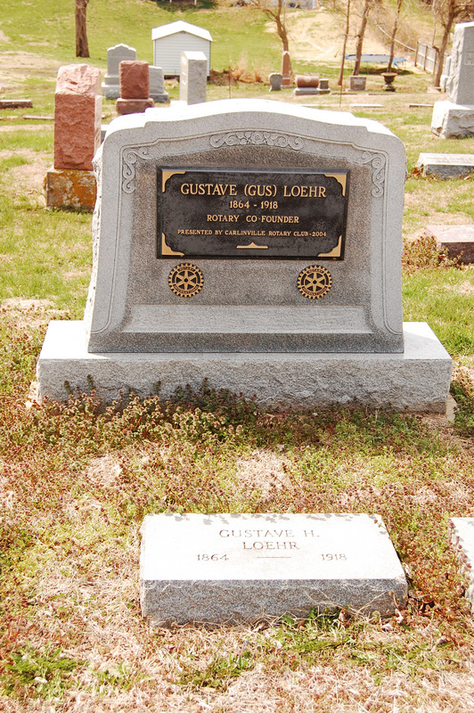 Lápida de Gustavus Loehr en el cementerio de la ciudad de Carlinville, Illinois.