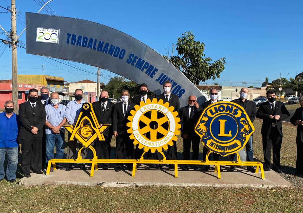 Monumento en honor a la masonería, los clubes de Leones y los clubes rotarios. Prefectura de Uberaba, Brasil.