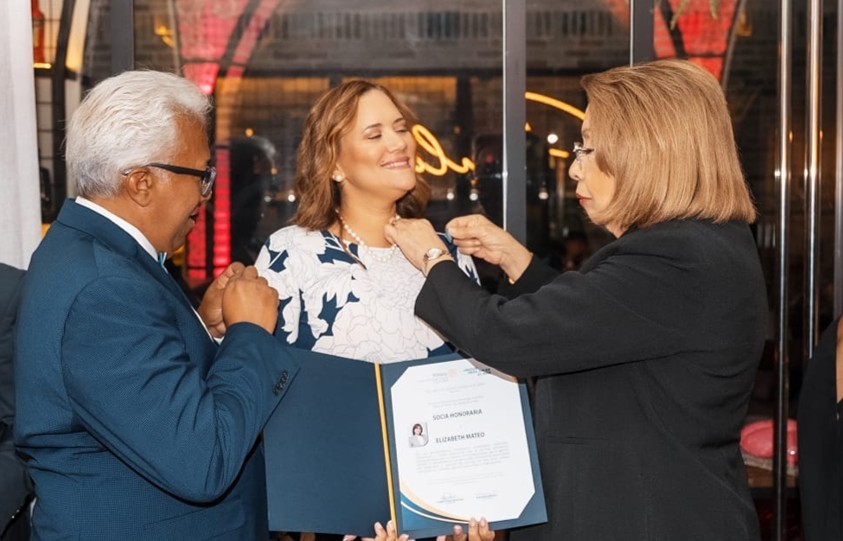 Ceremonia de incorporación de un nuevo socio a un club rotario, con la entrega del distintivo.
