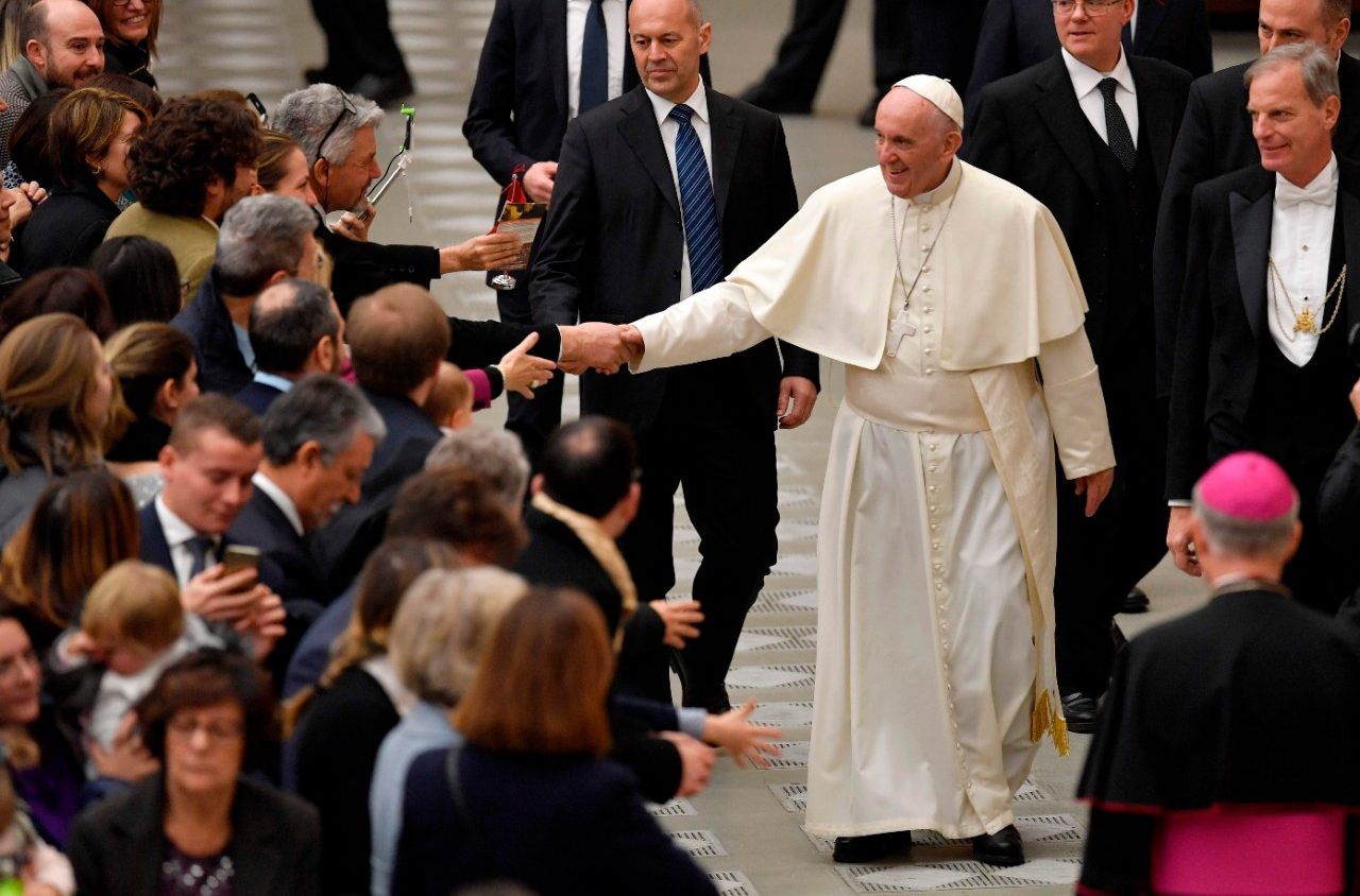 El papa Francisco saludando a los rotarios en la Audiencia Jubilar del Vaticano (30 de abril de 2016).