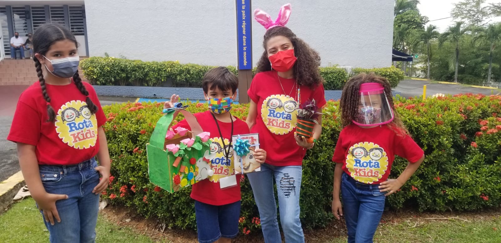 Rotakids, patrocinados por el e-Club de Puerto Rico y Las Américas preparándose para una actividad .